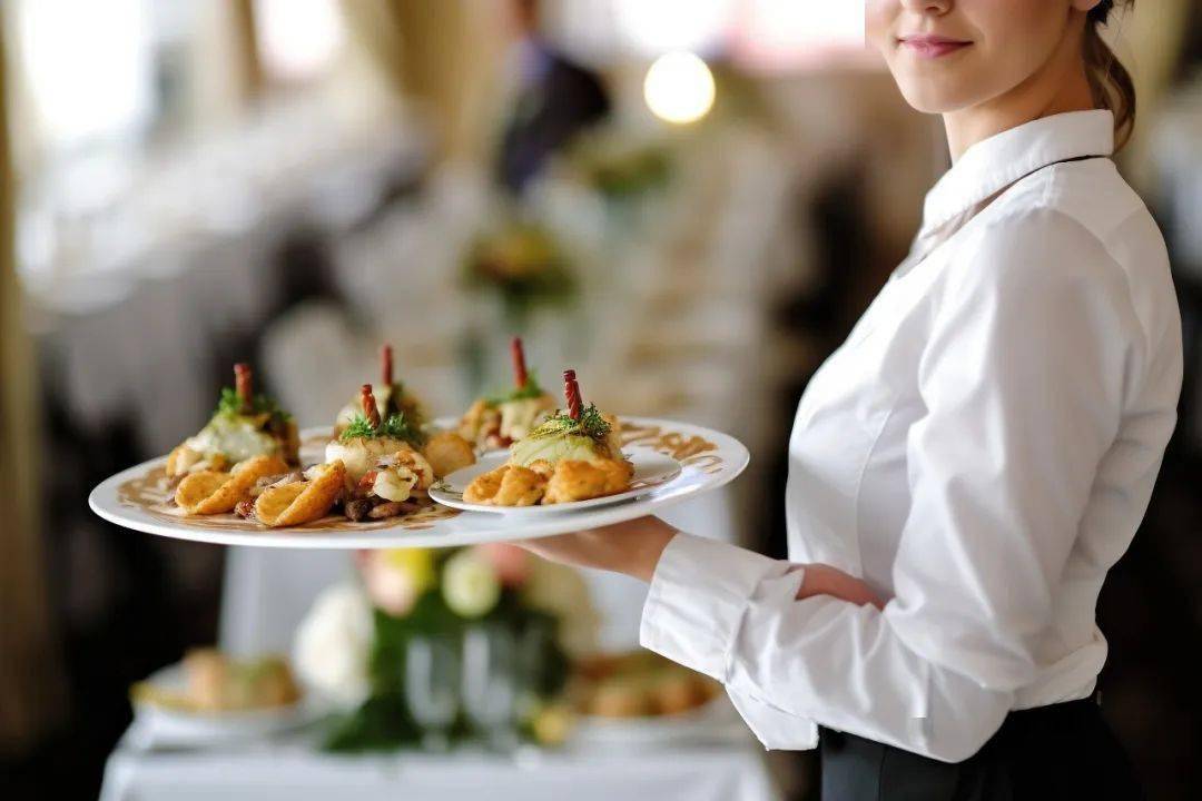 稱呼“waiter”是否不禮貌？——解析餐飲服務(wù)中的語(yǔ)言細(xì)節(jié)與尊重之道